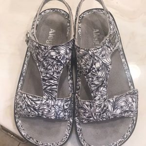 Algeria sandals
